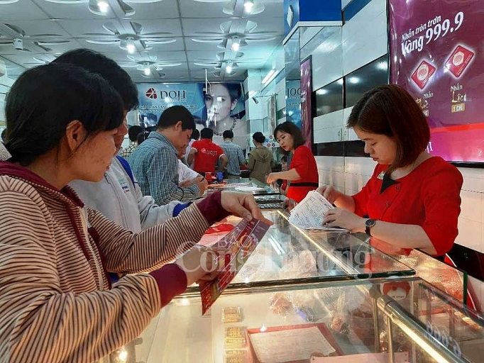 Người dân xếp hàng từ sớm mua vàng đón lộc ngày Thần Tài nguoi dan xep hang tu som mua vang don loc ngay than tai