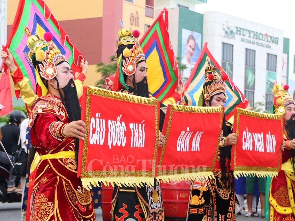 da nang trang trong le hoi cau ngu dau nam cua nguoi dan mien bien