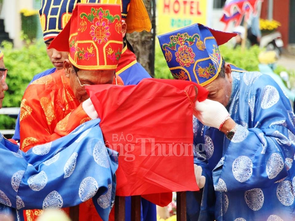 da nang trang trong le hoi cau ngu dau nam cua nguoi dan mien bien