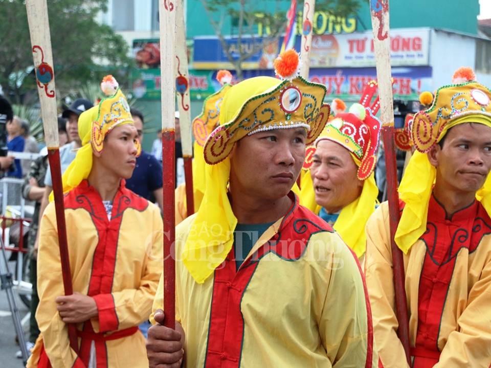 da nang trang trong le hoi cau ngu dau nam cua nguoi dan mien bien