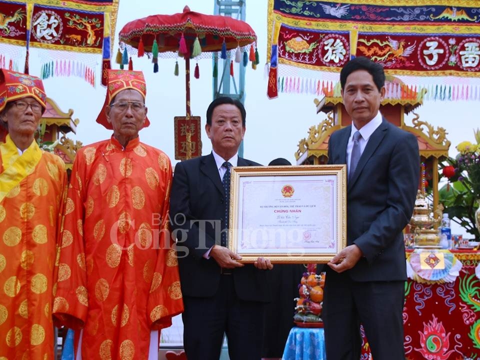 da nang trang trong le hoi cau ngu dau nam cua nguoi dan mien bien