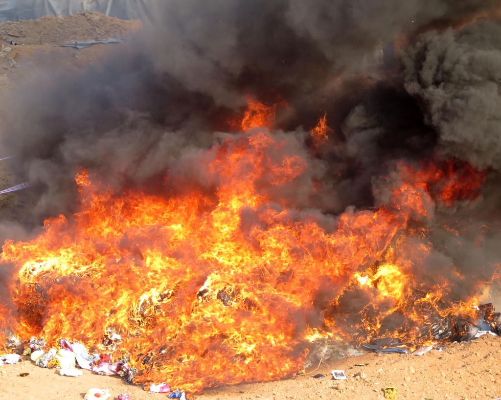 Quảng Ngãi: Tiêu hủy hơn 10.000 sản phẩm không rõ nguồn gốc xuất xứ quang ngai tieu huy hon 10000 san pham khong ro nguon goc xuat xu