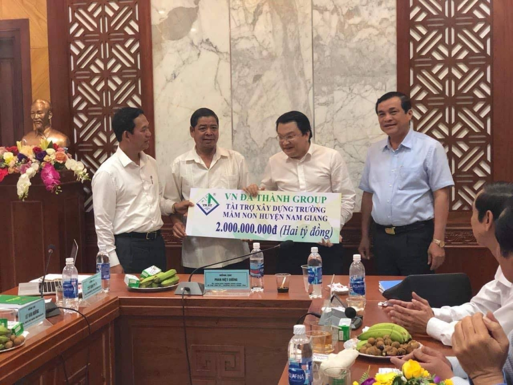 VN Đà Thành: Chi gần 15 tỷ đồng cho công tác giáo dục các xã miền núi Quảng Nam vn da thanh chi gan 15 ty dong cho cong tac giao duc cac xa mien nui quang nam