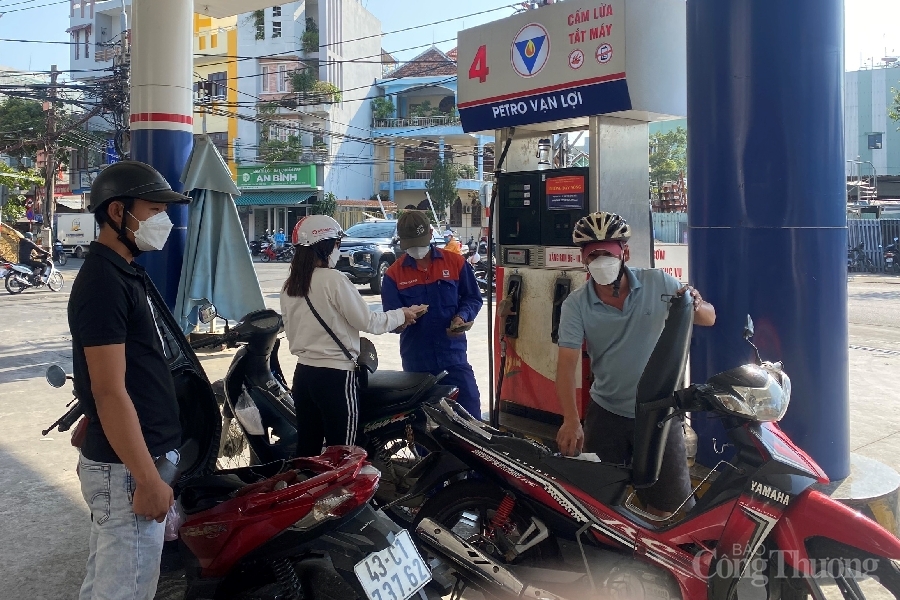 Theo đại diện Cây xăng Vạn Lợi (số 577 đường Điện Biên Phủ), từ tối qua ngày 10/3, số lượng khách đến đổ xăng rất đông, gấp 2-3 lần ngày bình thường vì sợ xăng tăng giá, tình trạng ấy còn kéo dài đến sáng hôm nay. Sau khi điều chỉnh giá xăng, lượng khách đến đổ xăng vẫn còn lớn. Khách hàng có chung tâm lý lo sợ giá xăng sẽ tiếp tục tăng nên thường xuyên đổ đầy bình. Theo đại diện Cây xăng Vạn Lợi (số 577 đường Điện Biên Phủ), từ tối qua ngày 10/3, số lượng khách đến đổ xăng rất đông, gấp 2-3 lần ngày bình thường vì sợ xăng tăng giá, tình trạng ấy còn kéo dài đến sáng hôm nay. Sau khi điều chỉnh giá xăng, lượng khách