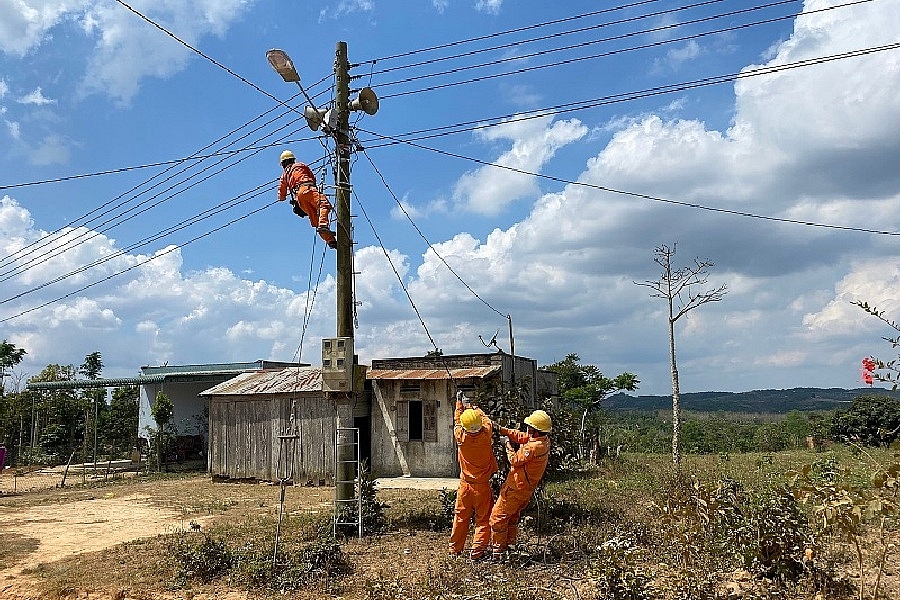 Các đoàn viên thực hiện công trình Thắp sáng đường quê tại thôn Giang Xuân, xã Ea Dắh, huyện Krông Năng Các đoàn viên thực hiện công trình Thắp sáng đường quê tại thôn Giang Xuân, xã Ea Dắh, huyện Krông Năng