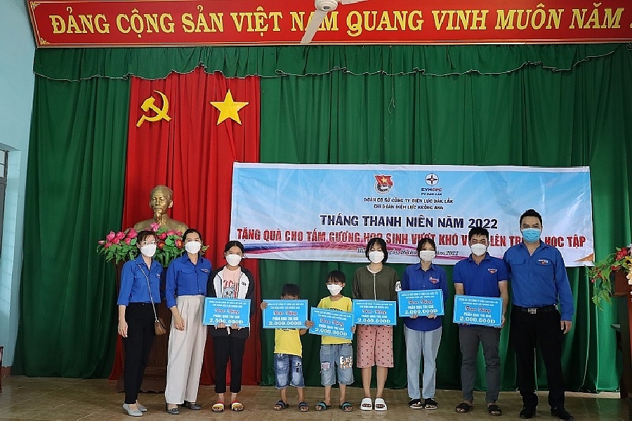Đoàn cơ sở PC Đắk Lắk, Chi đoàn Điện lực Krông Ana tặng quà cho các học sinh nghèo vượt khó Đoàn cơ sở PC Đắk Lắk, Chi đoàn Điện lực Krông Ana tặng quà cho các học sinh nghèo vượt khó
