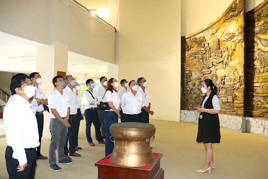 Cán bộ công nhân viên Công ty Thủy điện Sông Bung tham qua Bảo tàng Đà Nẵng