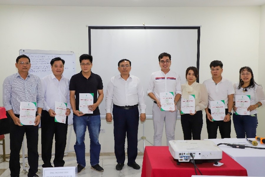 Chủ tịch HĐQT EVNGENCO2 - ôngTrần Phú Thái trao giấy chứng nhận cho các học viên hoàn thành khóa tập huấn