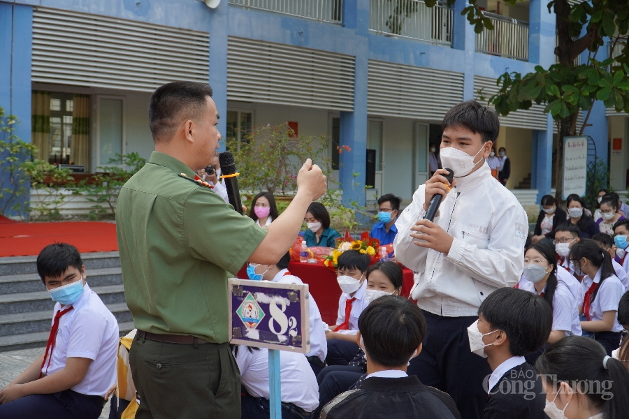 Trung tá Hồng Minh Hiển (Đội trưởng Đội 1, Phòng xây dựng phong trào và bảo vệ an ninh tổ quốc, Công an thành phố Đà Nẵng) trao đổi trực tiếp với học sinh về vấn đề tự bảo vệ mình trên không gian mạng.
