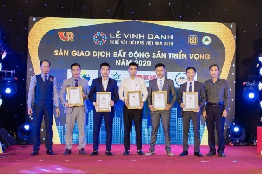 Do ảnh hưởng của dịch bệnh Covid-19, lễ vinh danh Nghề Môi giới BĐS Việt Nam 2021 diễn ra qua hình thức trực tuyến.