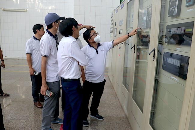 Đoàn thăm Phòng điều khiển Trung tâm Nhà máy Thủy điện Quảng Trị. Đoàn thăm Phòng điều khiển Trung tâm Nhà máy Thủy điện Quảng Trị.