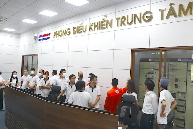 Đoàn tìm hiểu tủ điều khiển thiết bị tại Nhà máy Thủy điện Quảng Trị. Đoàn tìm hiểu tủ điều khiển thiết bị tại Nhà máy Thủy điện Quảng Trị.