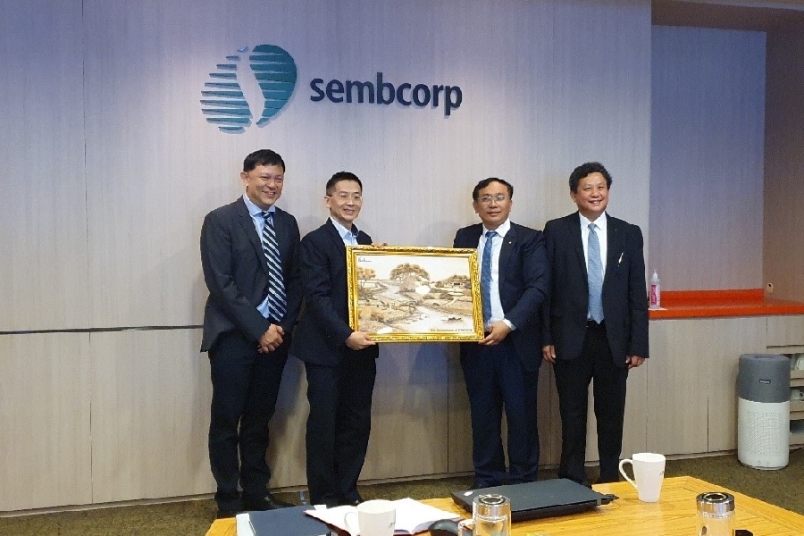 Ông Trương Hoàng Vũ – Tổng Giám đốc Lãnh đạo EVNGENCO2, ông Trần Phú Thái – CT HĐQT (tính từ bên phải qua trái) tặng quà lưu niệm đến đại diện Lãnh đạo Tập đoàn Sembcorp. Ông Trương Hoàng Vũ – Tổng Giám đốc Lãnh đạo EVNGENCO2, ông Trần Phú Thái – CT HĐQT (tính từ bên phải qua trái) tặng quà lưu niệm đến đại diện Lãnh đạo Tập đoàn Sembcorp.