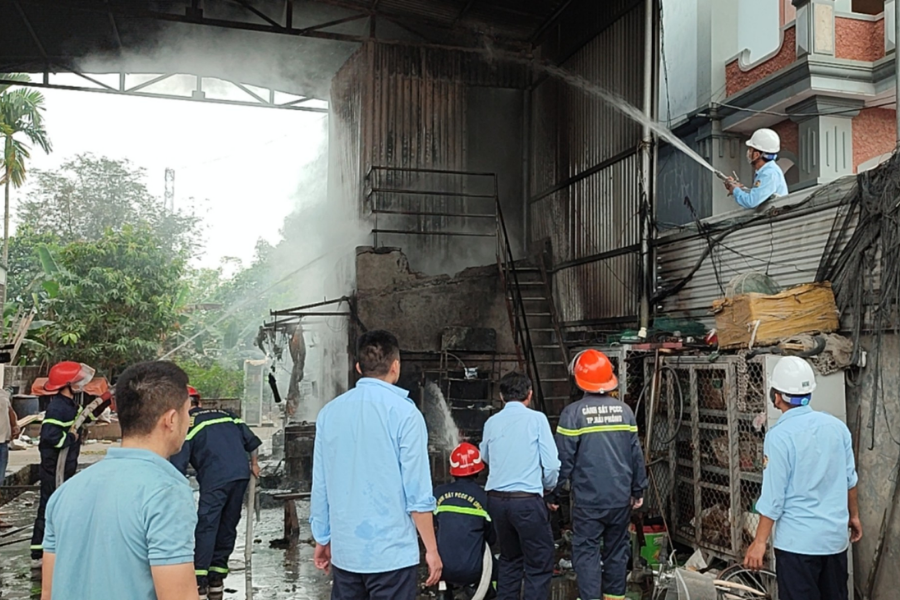 Lực lượng PCCC&CNCH – Công ty CPNĐ Hải Phòng tham gia hỗ trợ chữa cháy. Lực lượng PCCC&CNCH – Công ty CPNĐ Hải Phòng tham gia hỗ trợ chữa cháy.