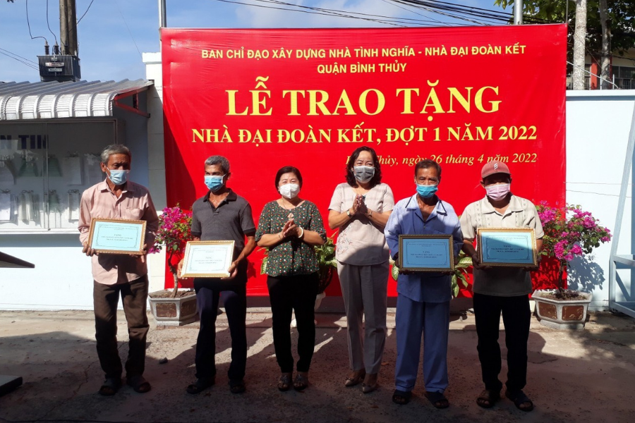 Bà Phan Thị Nguyệt – Phó Bí thư, Chủ tịch UBND Quận Bình Thủy (thứ ba từ phải sang) cùng Bà Võ Thị Đông Xuân – Chủ tịch UBMTTQVN Quận Bình Thủy (thứ tư từ phải sang) trao bảng biểu trưng cho các hộ gia đình khó khăn Bà Phan Thị Nguyệt – Phó Bí thư, Chủ tịch UBND Quận Bình Thủy (thứ ba từ phải sang) cùng Bà Võ Thị Đông Xuân – Chủ tịch UBMTTQVN Quận Bình Thủy (thứ tư từ phải sang) trao bảng biểu trưng cho các hộ gia đình khó khăn