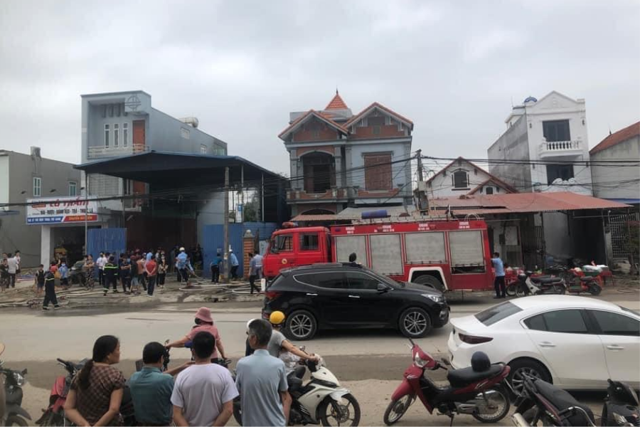 Lực lượng PCCC&CNCH – Công ty CPNĐ Hải Phòng đang triển khai đội hình chữa cháy. Lực lượng PCCC&CNCH – Công ty CPNĐ Hải Phòng đang triển khai đội hình chữa cháy.