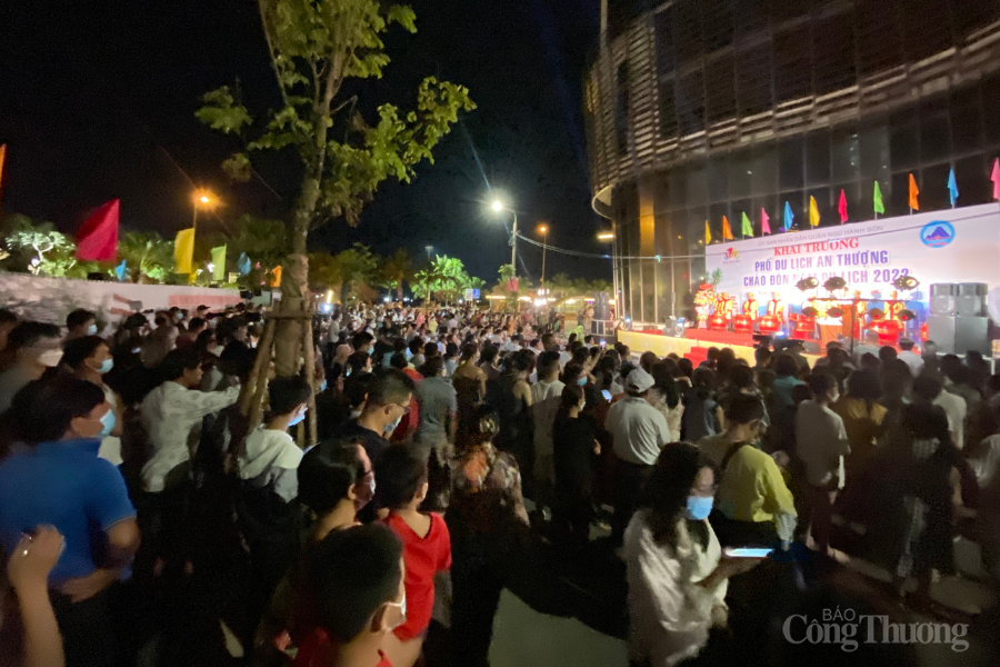 Lễ khai trương phố du lịch An Thượng kết hợp chương trình vũ hội đường phố được tổ chức tại vỉa hè đường Hoàng Kế Viêm (trước khách sạn Holiday Beach Danang) và trên các tuyến đường thuộc Phố du lịch An Thượng. Chương trình thuộc chuỗi các hoạt động chào 