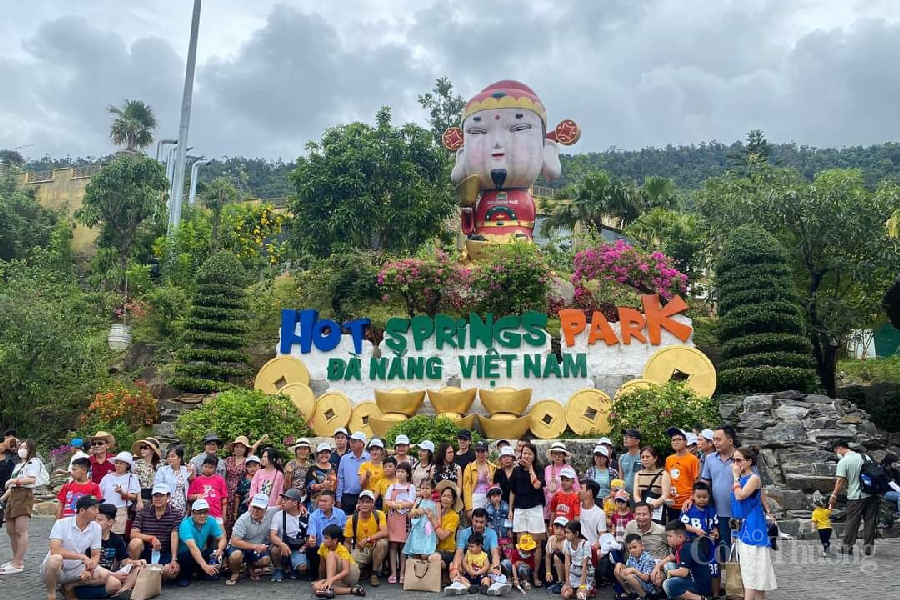 Đông đảo du khách đến Đà Nẵng dịp nghỉ lễ 30/4