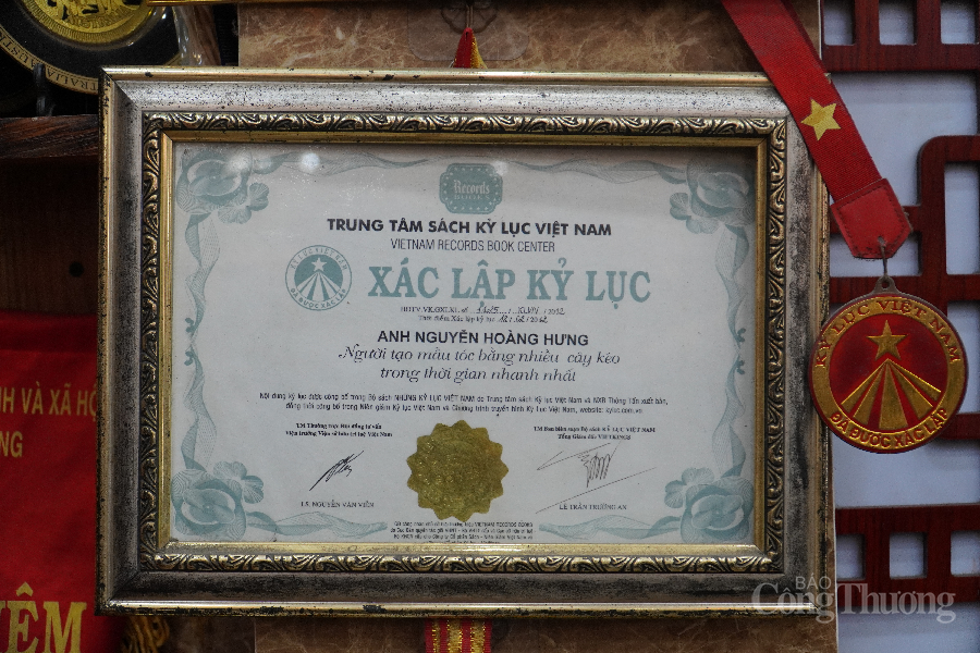 Ngoài biệt tài sử dụng kiếm Nhật “thần sầu” theo cách không giống ai, vào tháng 3/2013, anh Hưng còn lập kỷ lục Việt Nam khi sử dụng 11 cây kéo trên 2 tay để cắt tóc trong vòng… 59 giây. Lúc này, anh đã có trong tay nhiều giải thưởng và thành tích như cắt tóc bằng 2 thanh kiếm Nhật, giải Cây kéo vàng toàn quốc, Cây kéo vàng ASIAN hay danh hiệu Phù thủy tóc…