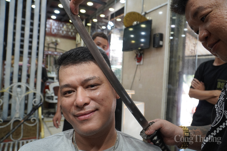 Anh Thái Bình Minh (41 tuổi, người dân quận Thanh Khê, TP Đà Nẵng) thích thú khi được anh Hưng sử dụng kiếm Nhật để cắt tóc cho mình. “Việc cắt tóc bằng kiếm Nhật thực sự làm tôi phấn khích, đây quả thực là trải nghiệm tuyệt vời nếu bạn được ngồi ở đây như tôi” anh Minh cười.