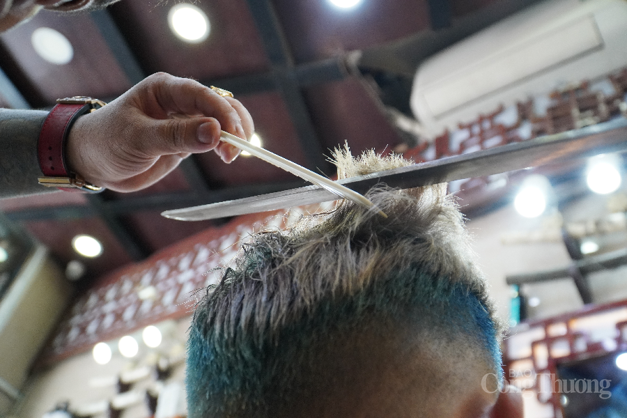 Để có thể sử dụng thành thạo kiếm Nhật để cắt tóc, anh Hưng đã phải khổ luyện nhiều năm trời.