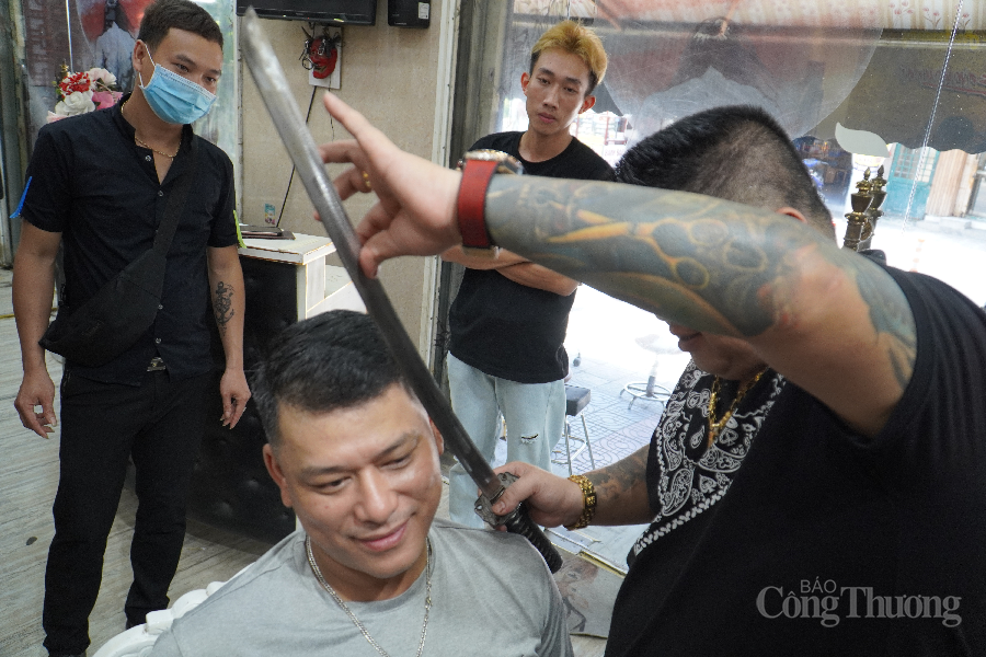 Nhiều người tò mò vây quanh để xem anh Hưng biểu diễn.