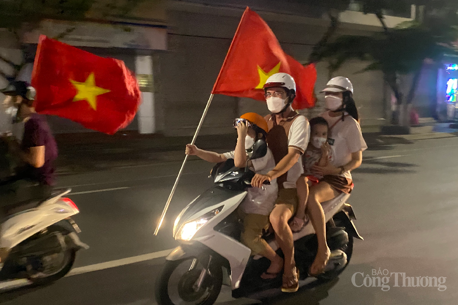 Người dân miền Trung tràn xuống phố mừng U23 Việt Nam vô địch SEA Games Người dân miền Trung tràn xuống phố mừng U23 Việt Nam vô địch SEA Games