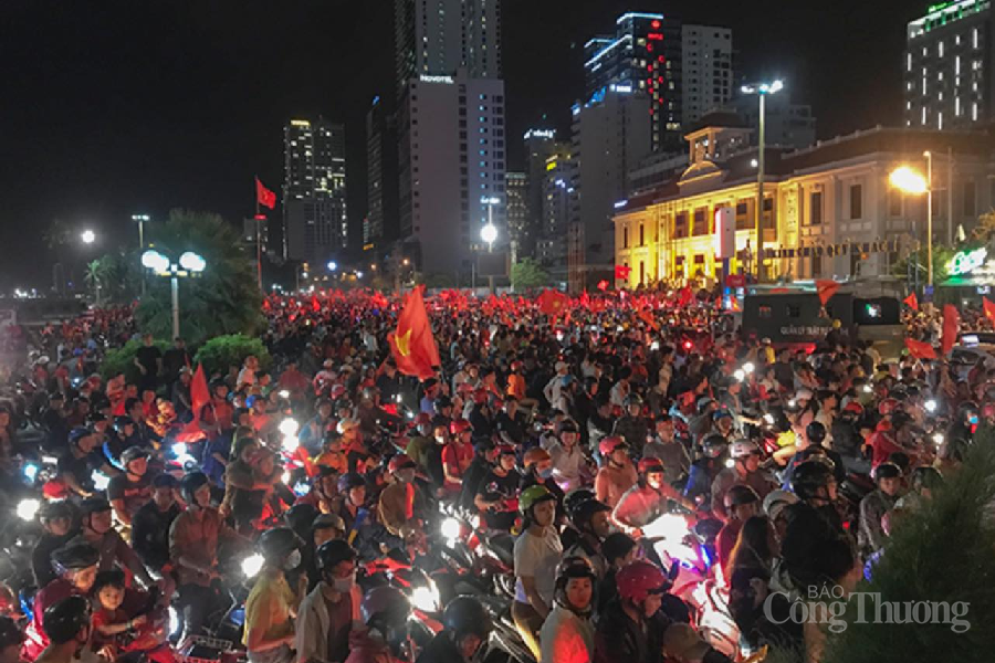 Người dân miền Trung tràn xuống phố mừng U23 Việt Nam vô địch SEA Games Người dân miền Trung tràn xuống phố mừng U23 Việt Nam vô địch SEA Games