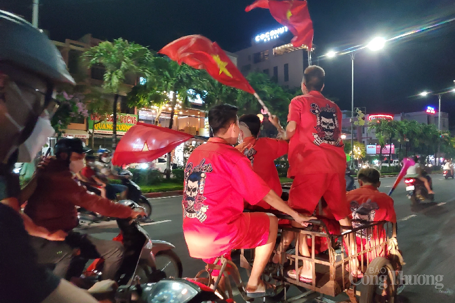 Người dân miền Trung tràn xuống phố mừng U23 Việt Nam vô địch SEA Games Người dân miền Trung tràn xuống phố mừng U23 Việt Nam vô địch SEA Games