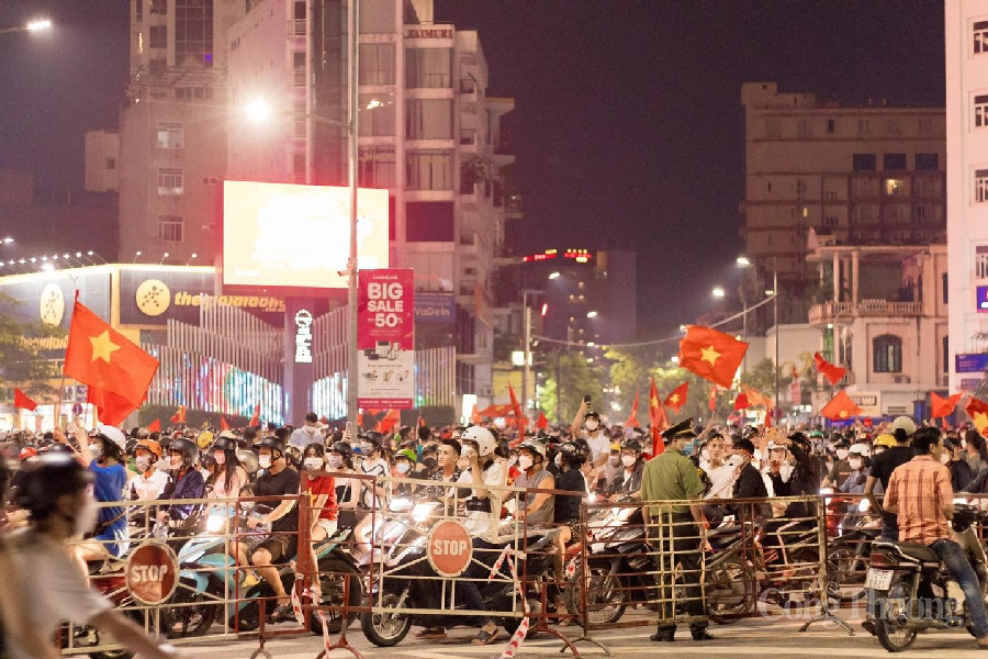 Người dân miền Trung tràn xuống phố mừng U23 Việt Nam vô địch SEA Games Người dân miền Trung tràn xuống phố mừng U23 Việt Nam vô địch SEA Games