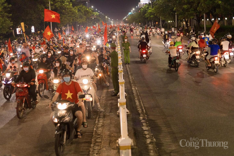 Người dân miền Trung tràn xuống phố mừng U23 Việt Nam vô địch SEA Games Người dân miền Trung tràn xuống phố mừng U23 Việt Nam vô địch SEA Games