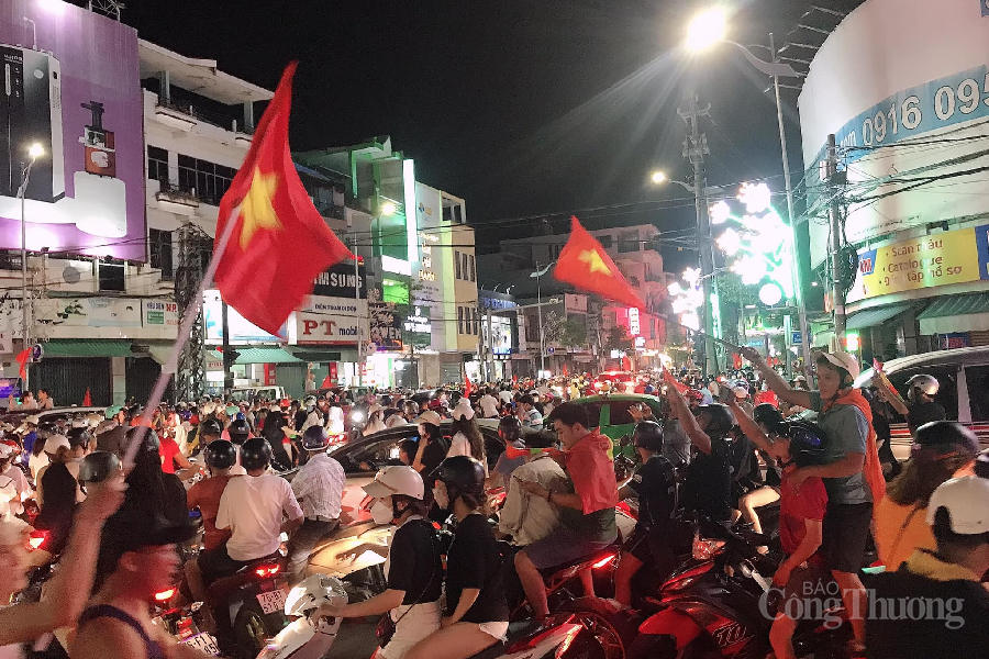 Người dân miền Trung tràn xuống phố mừng U23 Việt Nam vô địch SEA Games Người dân miền Trung tràn xuống phố mừng U23 Việt Nam vô địch SEA Games