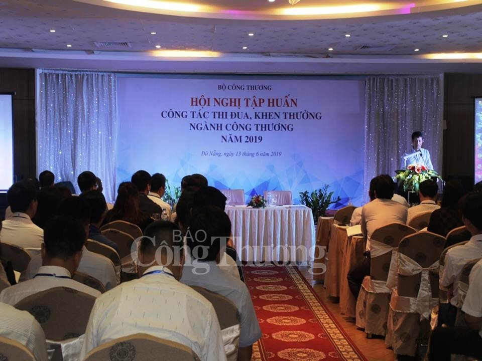 Công tác Thi đua - Khen thưởng cần quan tâm trực tiếp đến người lao động cong tac thi dua khen thuong can quan tam truc tiep den nguoi lao dong