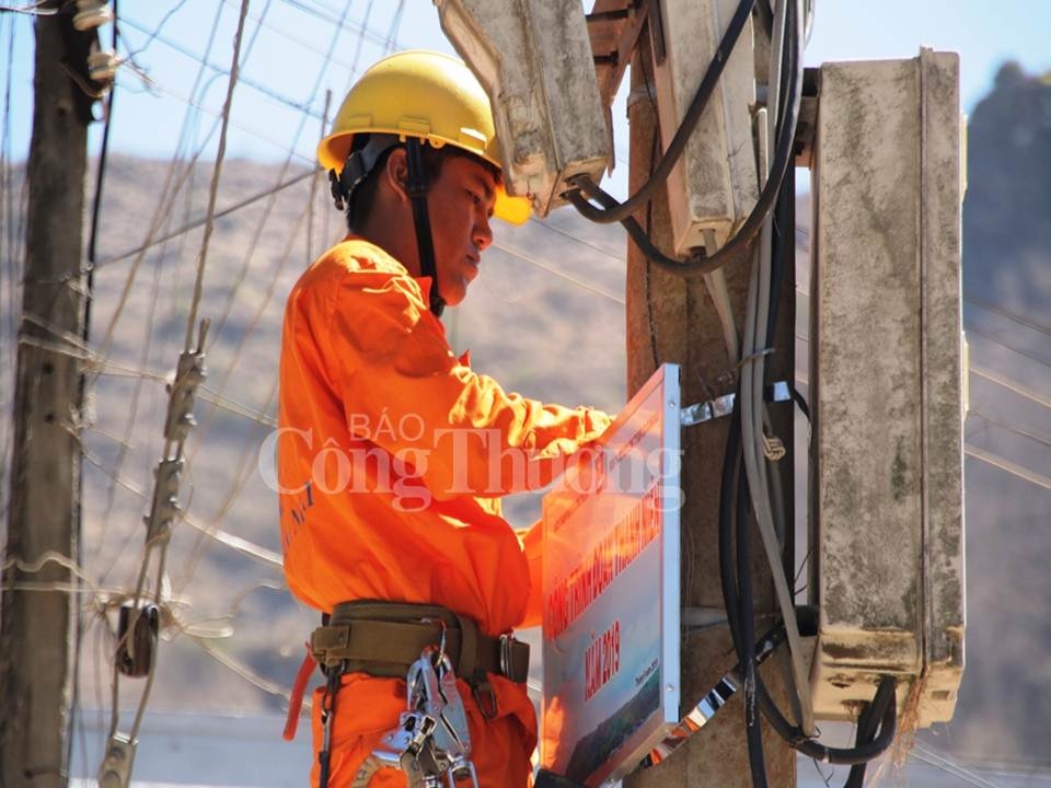 Đoàn Thanh niên Bộ Công Thương bàn giao công trình “Thắp sáng đường quê” tại huyện đảo Lý Sơn. doan thanh nien bo cong thuong ban giao cong trinh thap sang duong que tai huyen dao ly son