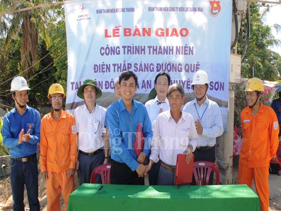 Đoàn Thanh niên Bộ Công Thương bàn giao công trình “Thắp sáng đường quê” tại huyện đảo Lý Sơn. doan thanh nien bo cong thuong ban giao cong trinh thap sang duong que tai huyen dao ly son