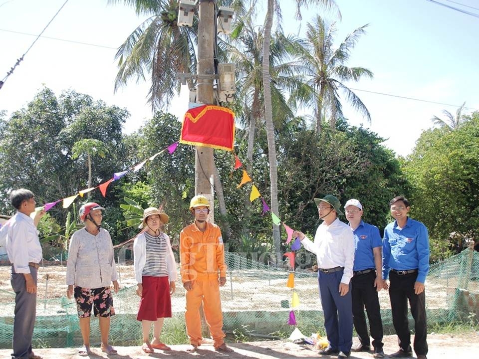 Đoàn Thanh niên Bộ Công Thương bàn giao công trình “Thắp sáng đường quê” tại huyện đảo Lý Sơn. doan thanh nien bo cong thuong ban giao cong trinh thap sang duong que tai huyen dao ly son