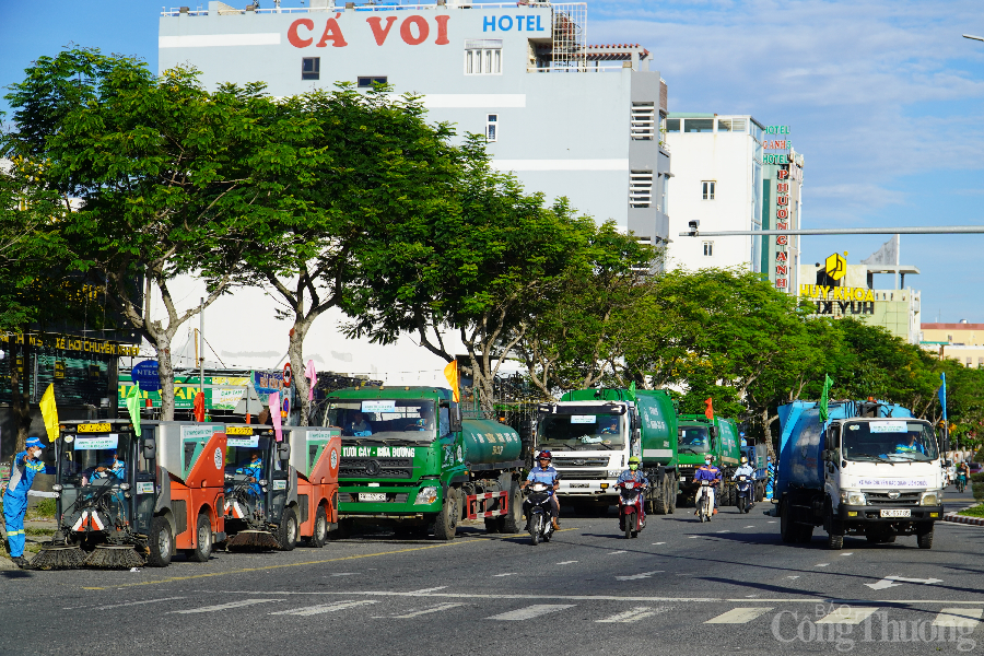 Hơn 30 phương tiện cơ giới vệ sinh môi trường cũng ra quân tổng vệ sinh thành phố ngay sau buổi lễ.