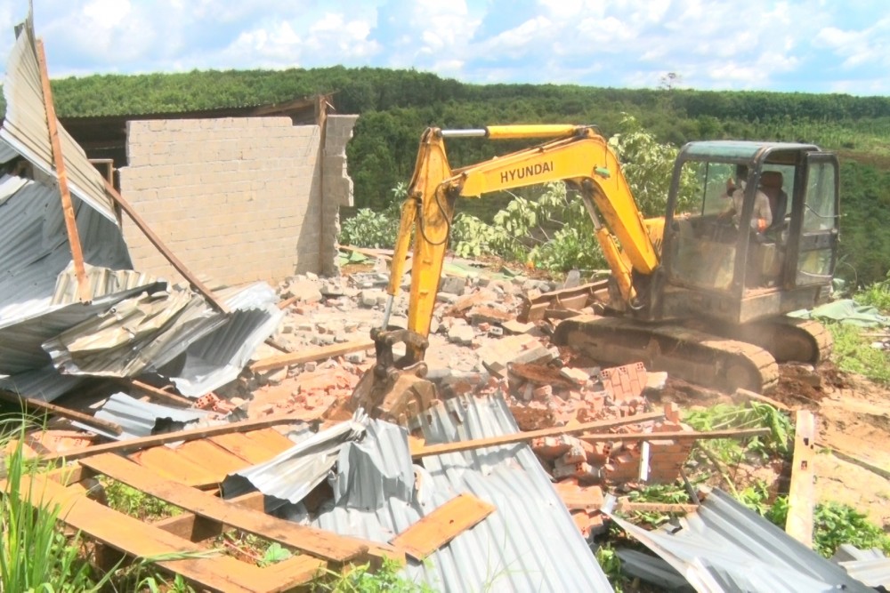 Huyện Đắk Glong cưỡng chế tháo dỡ một ngôi nhà xây dựng trái phép dọc quốc lộ 28. Huyện Đắk Glong cưỡng chế tháo dỡ một ngôi nhà xây dựng trái phép dọc quốc lộ 28.