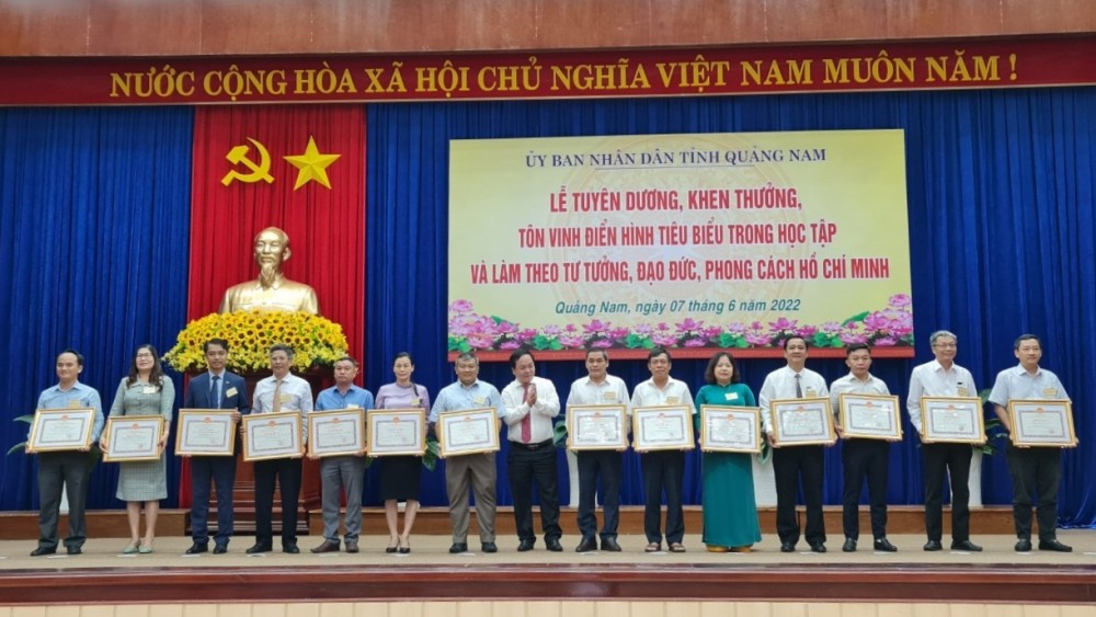 Ông Ngô Xuân Thế - Phó Giám đốc AVC (thứ 2 từ phải qua) đại diện CBCNV Công ty đón nhận Bằng khen của UBND tỉnh Quảng Nam.