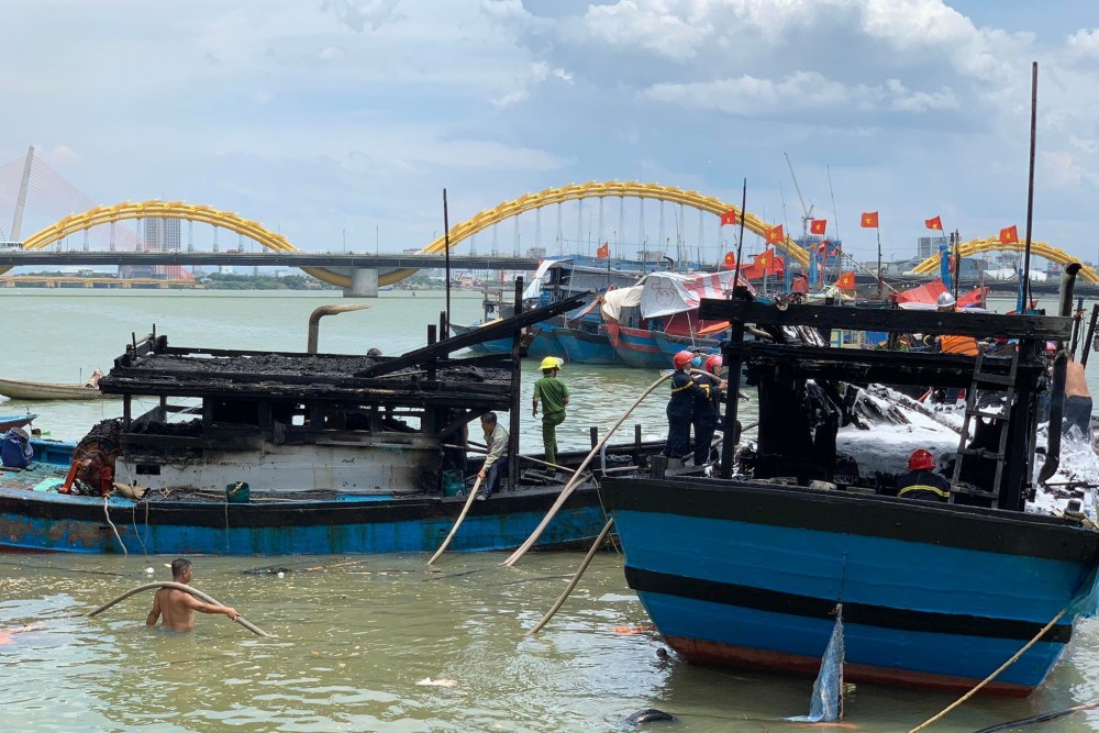 Đà Nẵng: Tàu cá đang neo đậu tại sông Hàn bất ngờ cháy rụi