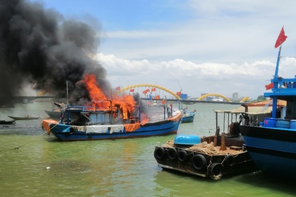 Đà Nẵng: Tàu cá đang neo đậu tại sông Hàn bất ngờ cháy rụi