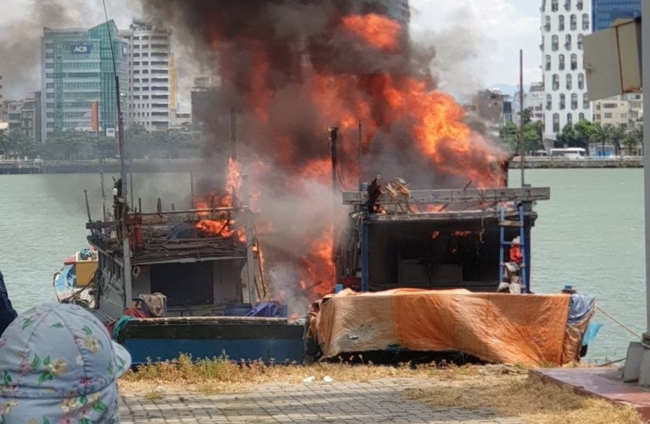 Đà Nẵng: Tàu cá đang neo đậu tại sông Hàn bất ngờ cháy rụi