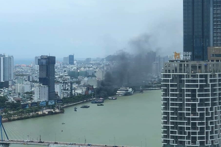 Đà Nẵng: Tàu cá đang neo đậu tại sông Hàn bất ngờ cháy rụi