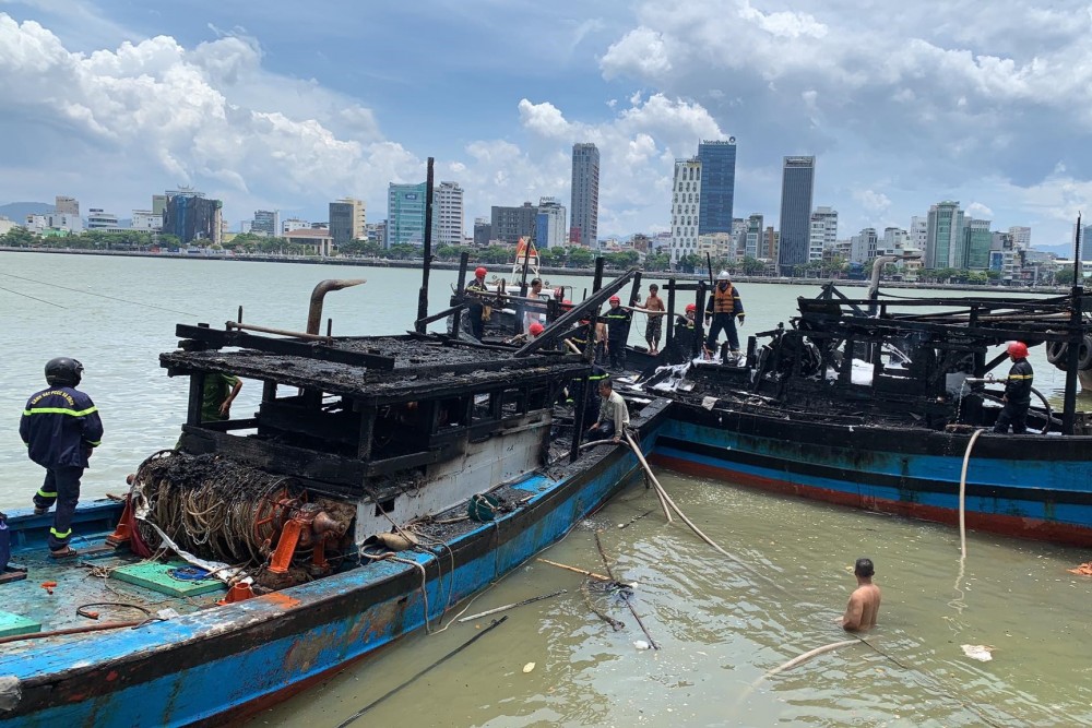 Đà Nẵng: Tàu cá đang neo đậu tại sông Hàn bất ngờ cháy rụi