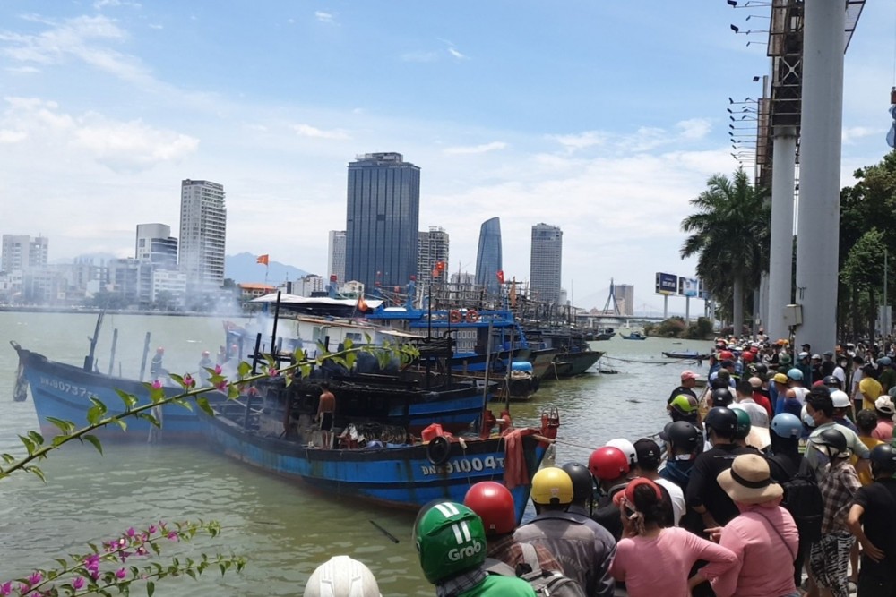 Đà Nẵng: Tàu cá đang neo đậu tại sông Hàn bất ngờ cháy rụi