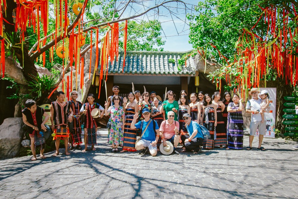 Hoà chung vũ điệu “Tung Tung Za Zá” tại khu du lịch Núi Thần Tài