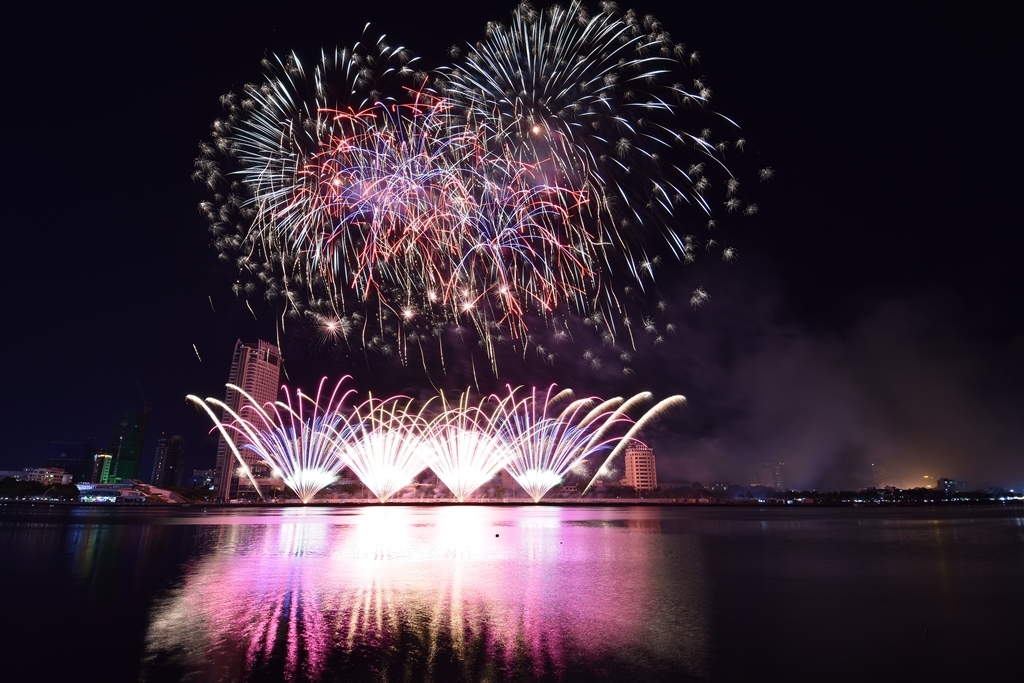 ra khoi dua phan lan len ngoi vuong le hoi phao hoa quoc te da nang 2019