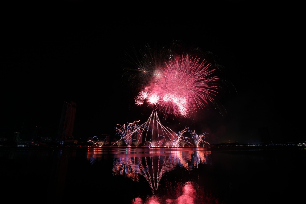 ra khoi dua phan lan len ngoi vuong le hoi phao hoa quoc te da nang 2019