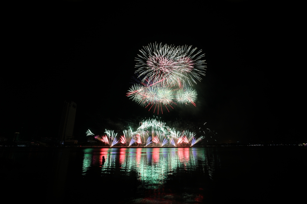 ra khoi dua phan lan len ngoi vuong le hoi phao hoa quoc te da nang 2019