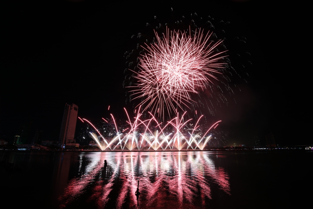 ra khoi dua phan lan len ngoi vuong le hoi phao hoa quoc te da nang 2019